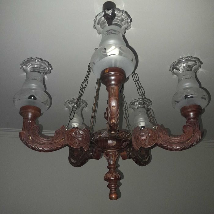 Candeeiro de teto em madeira