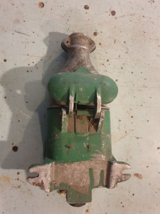 Wtyczka I gniazdo płaskie 25A 380V ma 3 bolce.