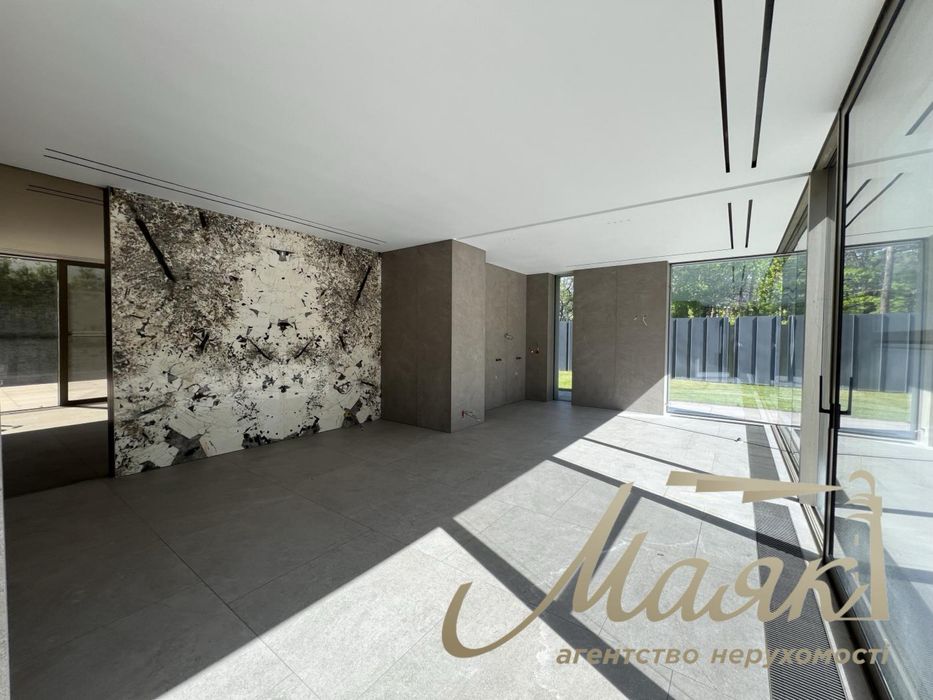 Продажа дома БЕЗ КОМИССИИ с бассейном и терассой в Плютах