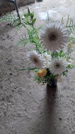Kwiatki do wazonu na grób na wielkanoc