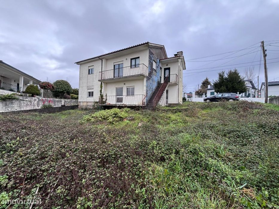 Moradia com 2 Pisos - Campo - Viseu