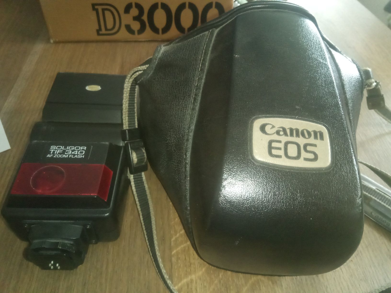 Aparat Canon EOS 850 Obiektyw Canon EF 35-70 km Lampa Soligor TIF 340