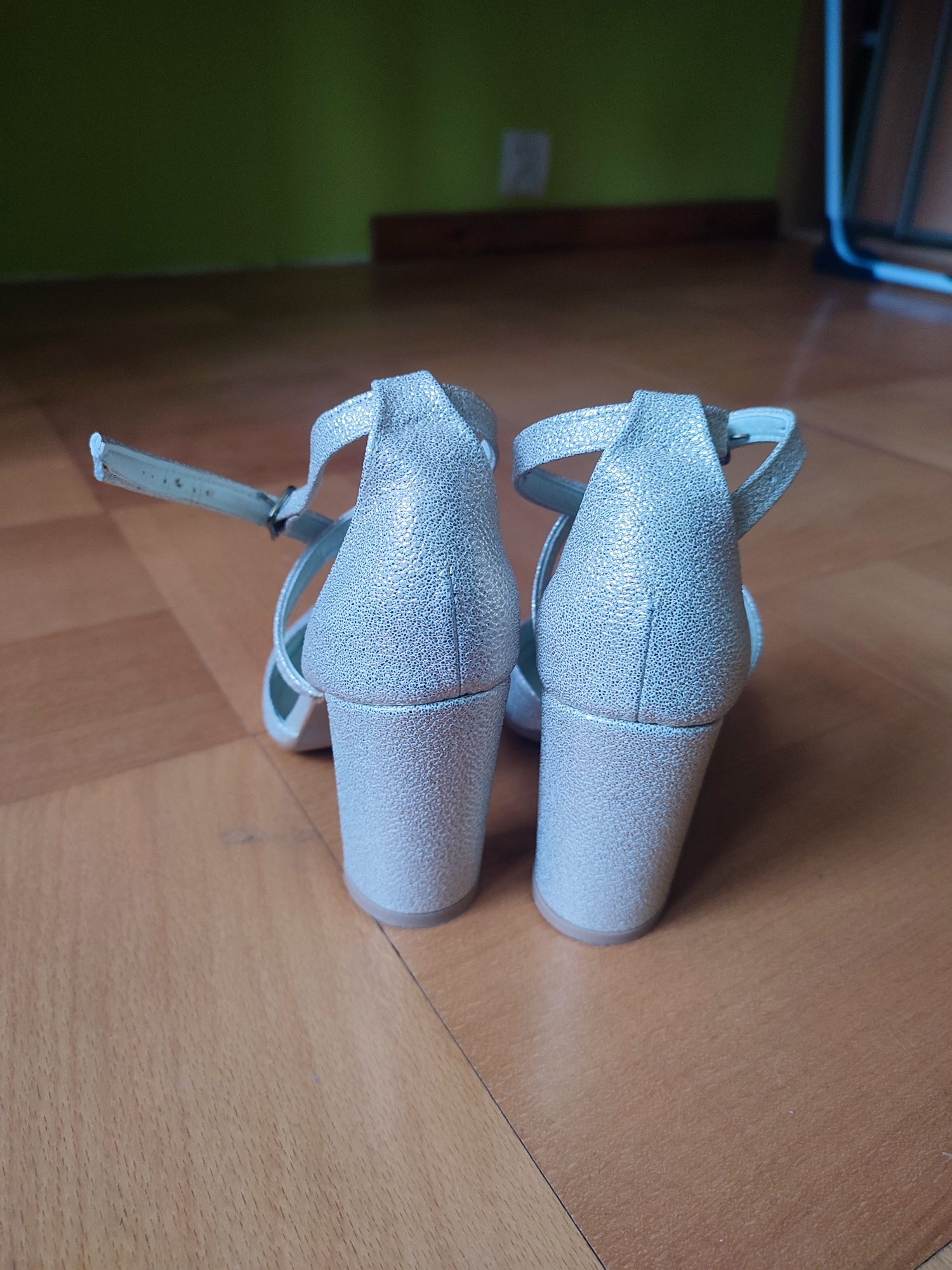 Buty firmy SZELBUT rozm. 33 wkł. 21.50cm