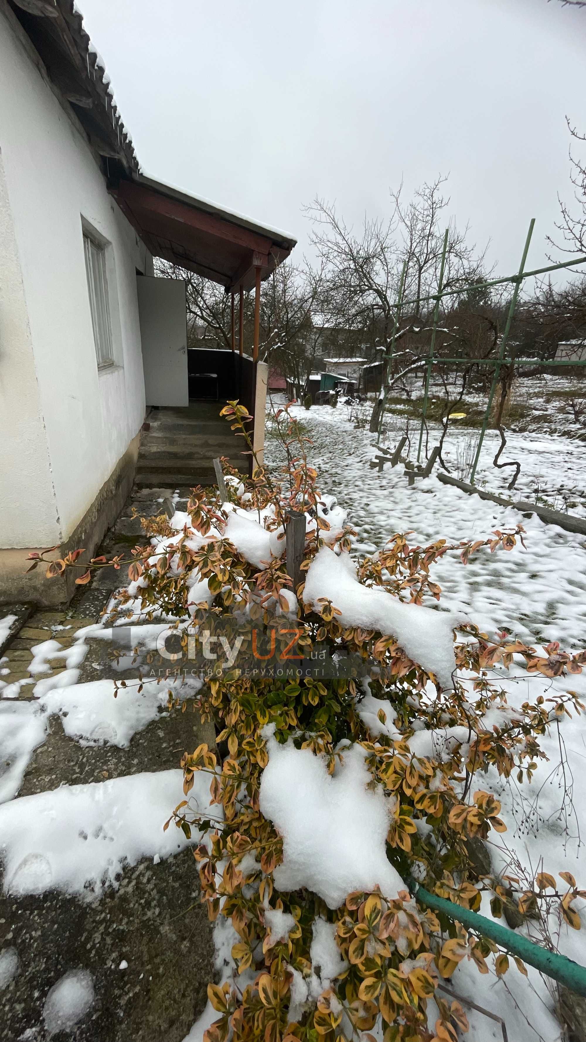 Продається дачний будинок з ділянкою