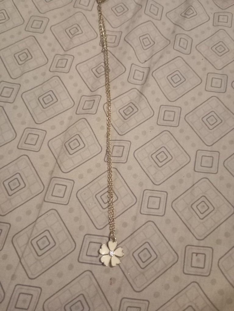 Colar de trevo beje e dourado