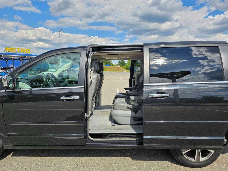 Мінівен Volkswagen Routan у максимальній комплектації SEL Premium.