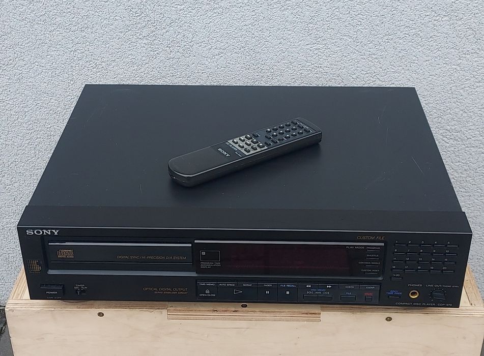 Odtwarzacz CD Sony CDP-970 z pilotem.