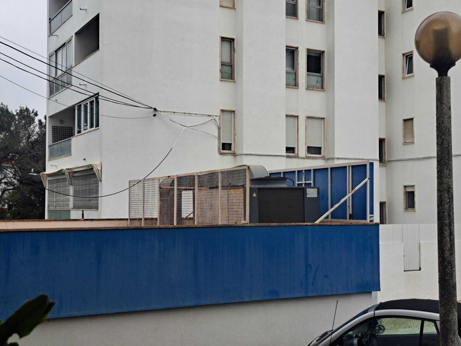 Aparelho de ar condicionado e painel em Centro Comercial, em Cascais