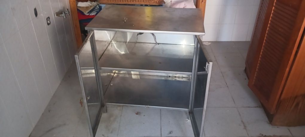 Movel em inox com chave em bom estado