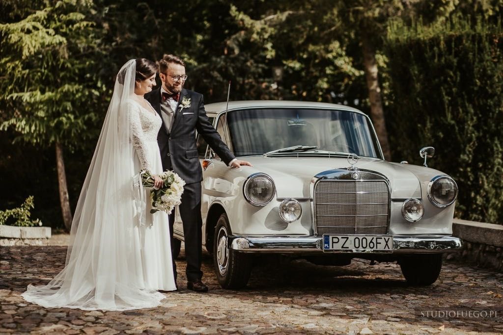Samochód do ślubu piękny Mercedes Skrzydlak klasyk zabytkowa limuzyna