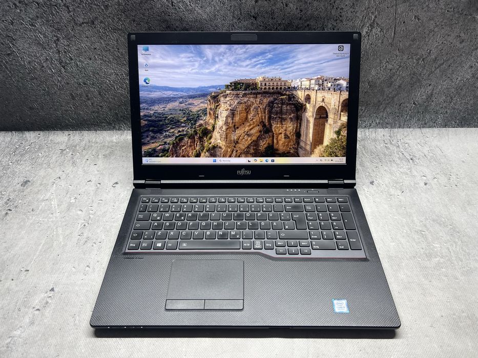 Fujitsu LifeBook / i5 8265u 3.9 GHz / 256SSD / 8GB DDR4 / 15.6FHD /W11