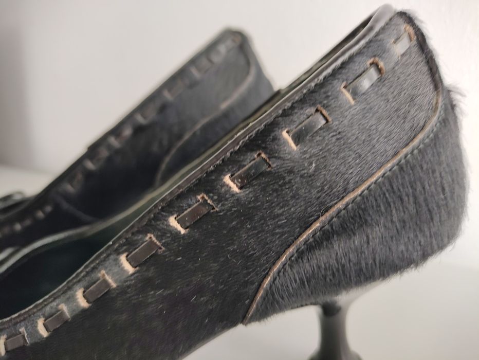 Sapatos em pêlo preto