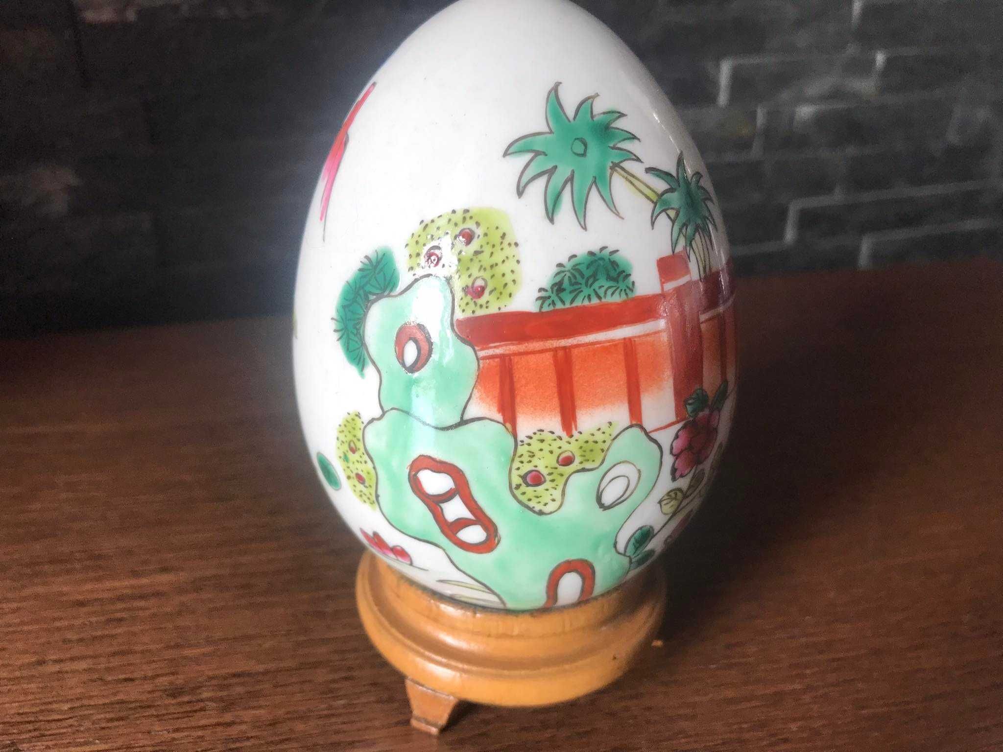 Porcelanowe jajko Japonki na stojaku