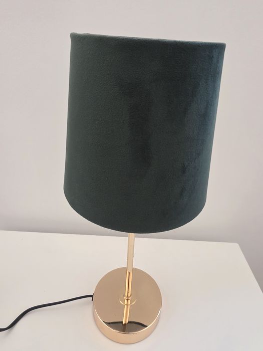 Nowoczesna lampka nocna z welurowym kloszem