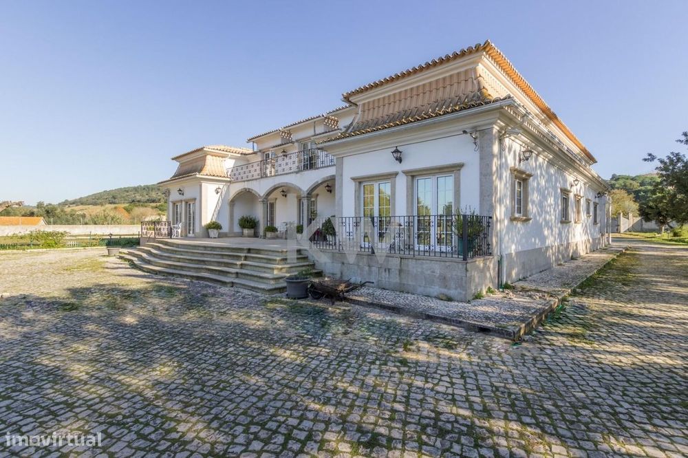 Palacete Exclusivo em Azeitão: Um Refúgio de Charme e Elegância