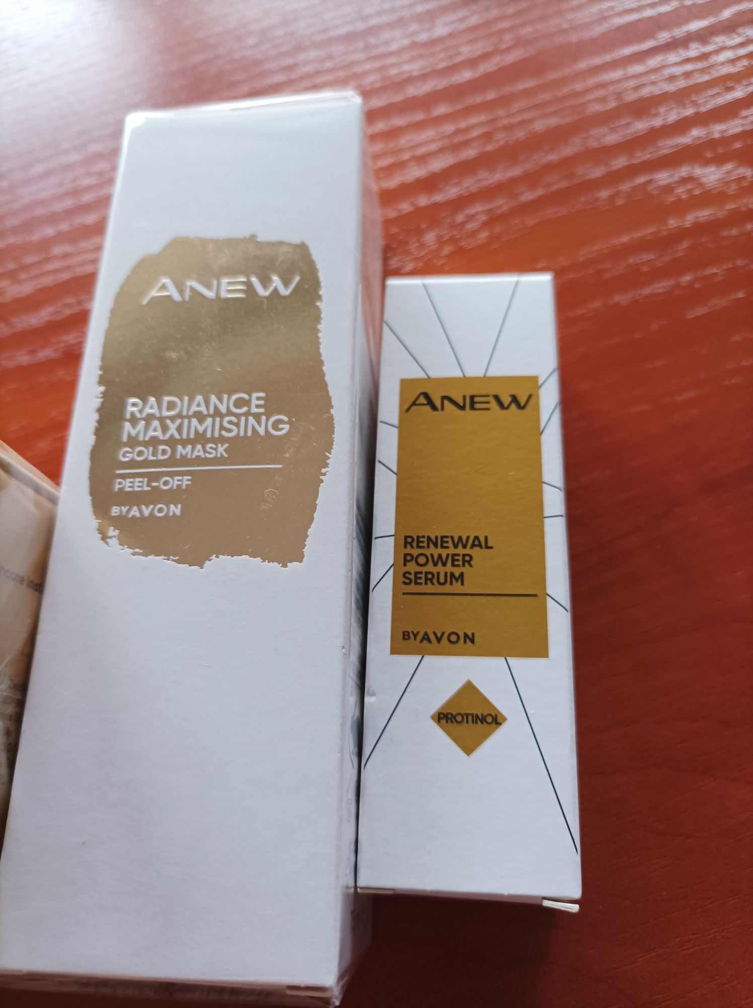 Zestaw kosmetyków Avon Anew ze złotem