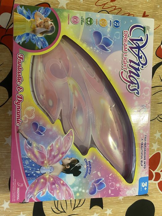 Крила феі рухаються, світяться, музичний супровід