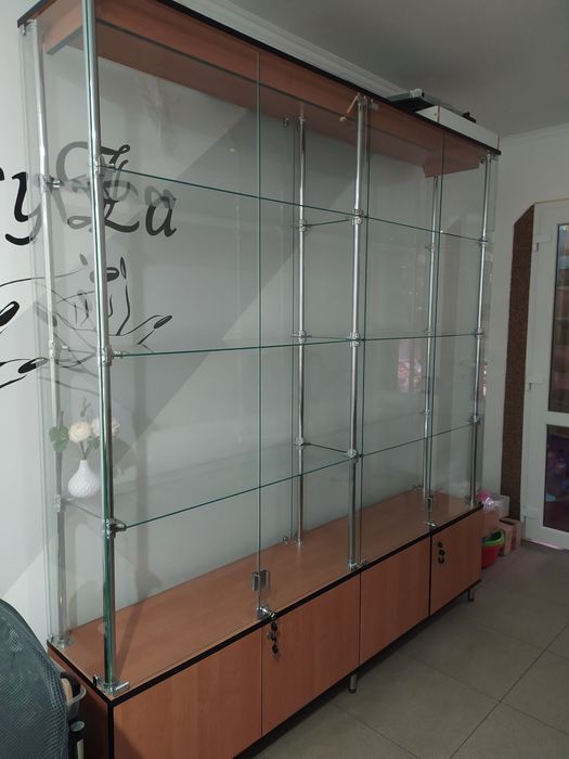 Продам вітрини скляні в чудовому стані.