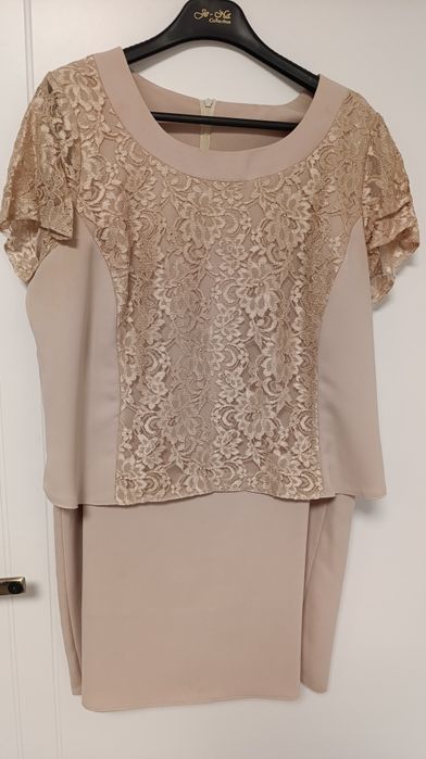 Beżowa piękna garsonka