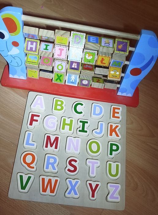 Alfabet drewniany, farma