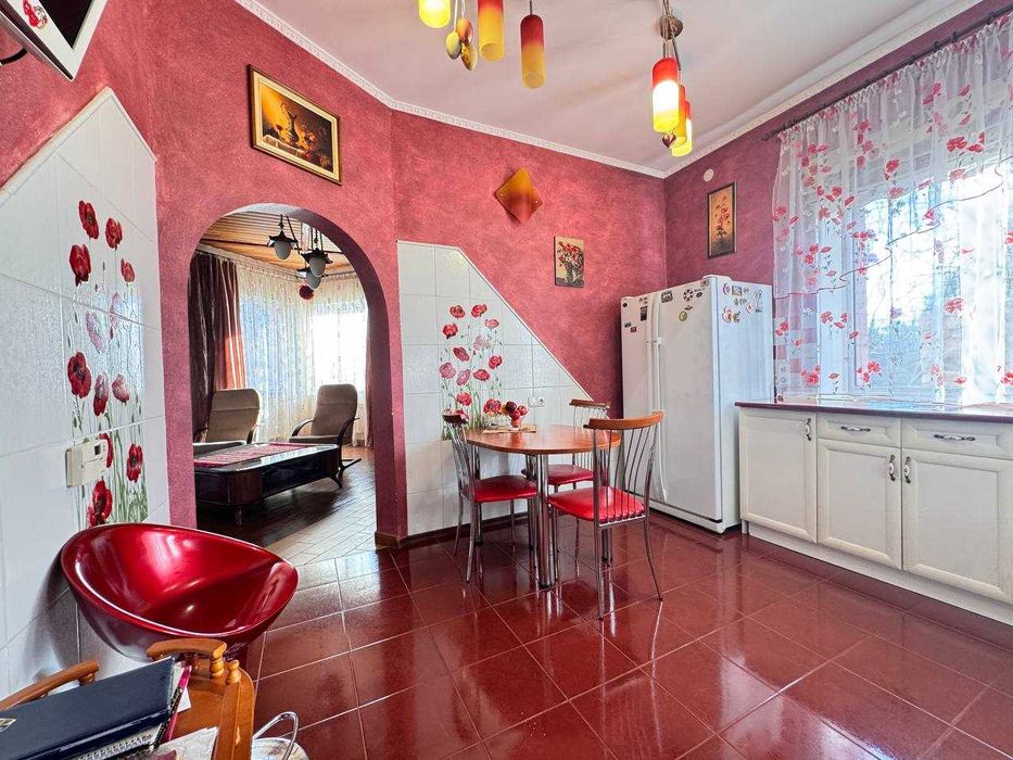 Продаж будинку з басейном. Без %
с.Чайки 
5 км до метро Житомирська