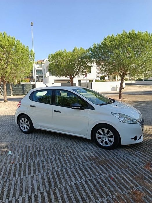 Peugeot 208 comercial em excelente estado de conservação