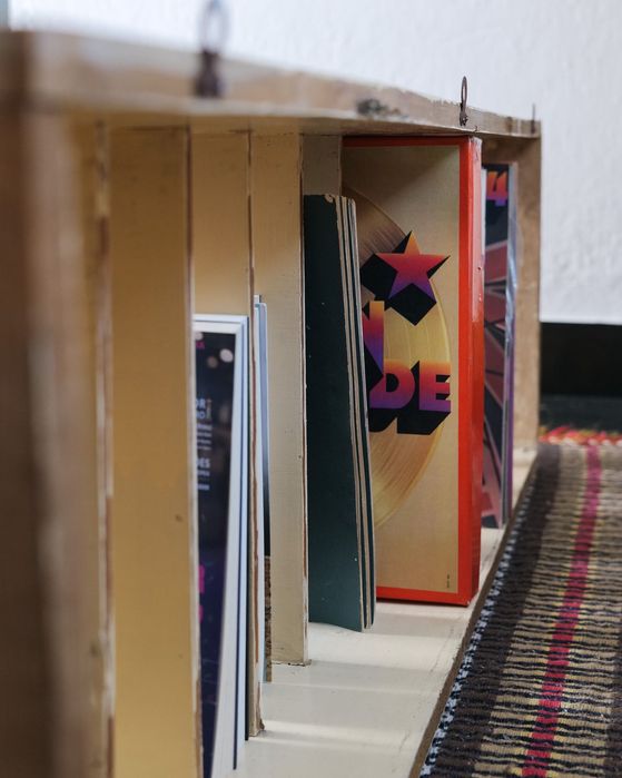 Estante de parede antiga em madeira