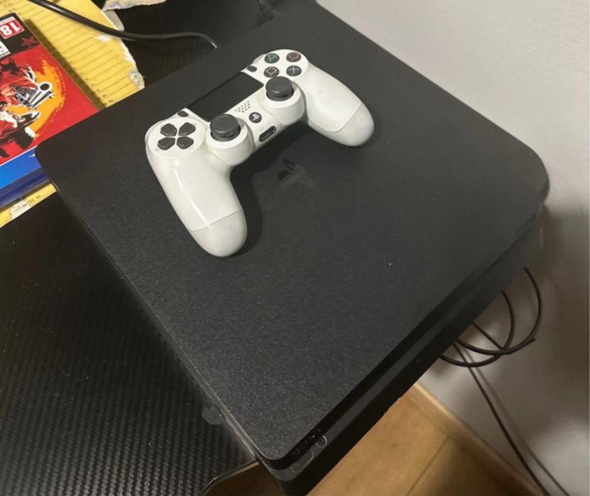 Konsola ps4 z bialym padem