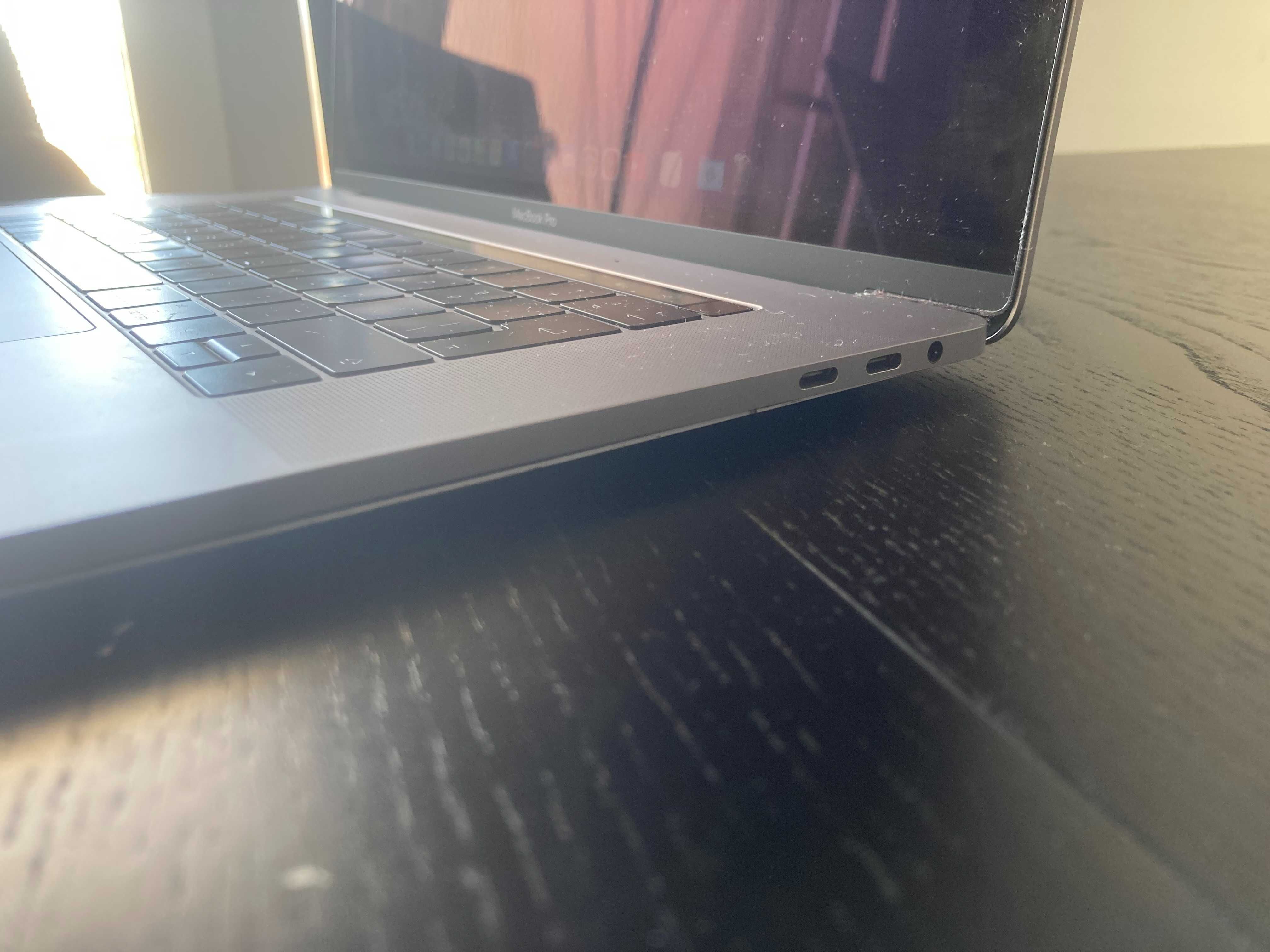 Macbook Pro Touchbar 15' 2016 - i7 2.6Ghz / SSD 256Gb / 16Gb Ram