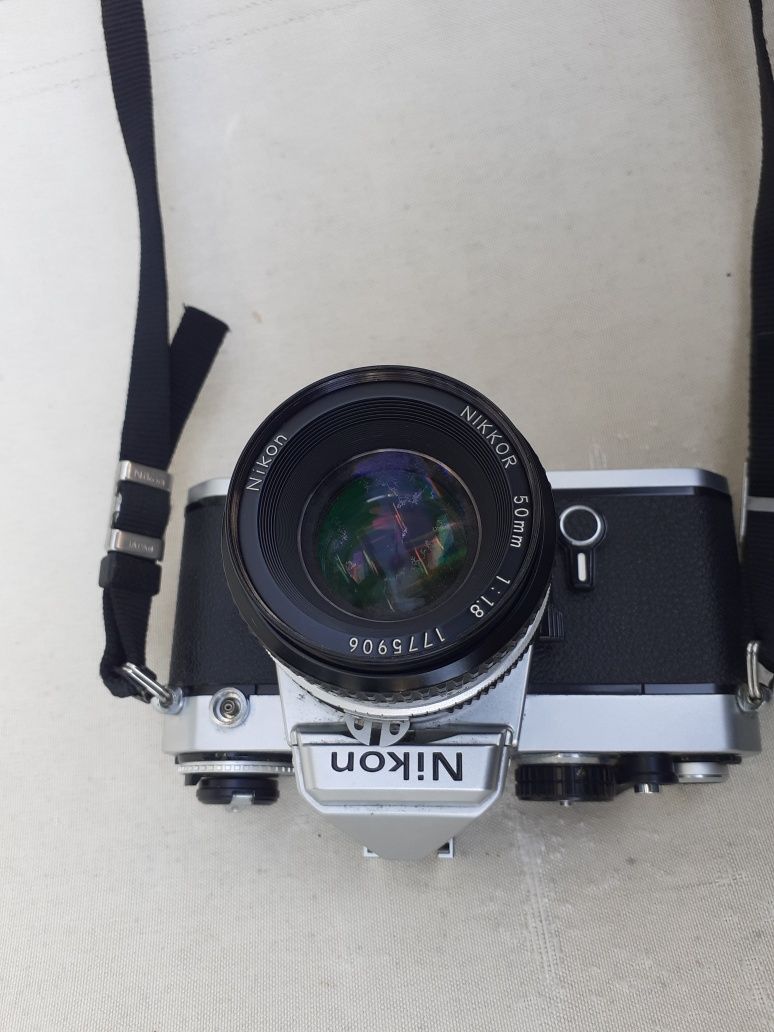 Máquina FE antiga Nikon com lente. Também tenho flash NIKON conforme f
