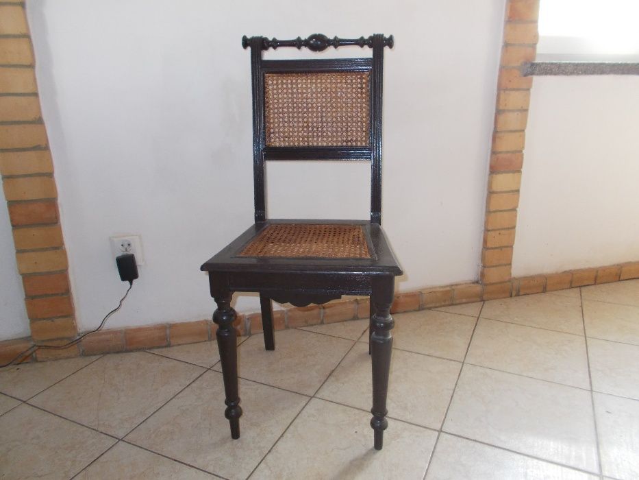 Stare krzesło dębowe