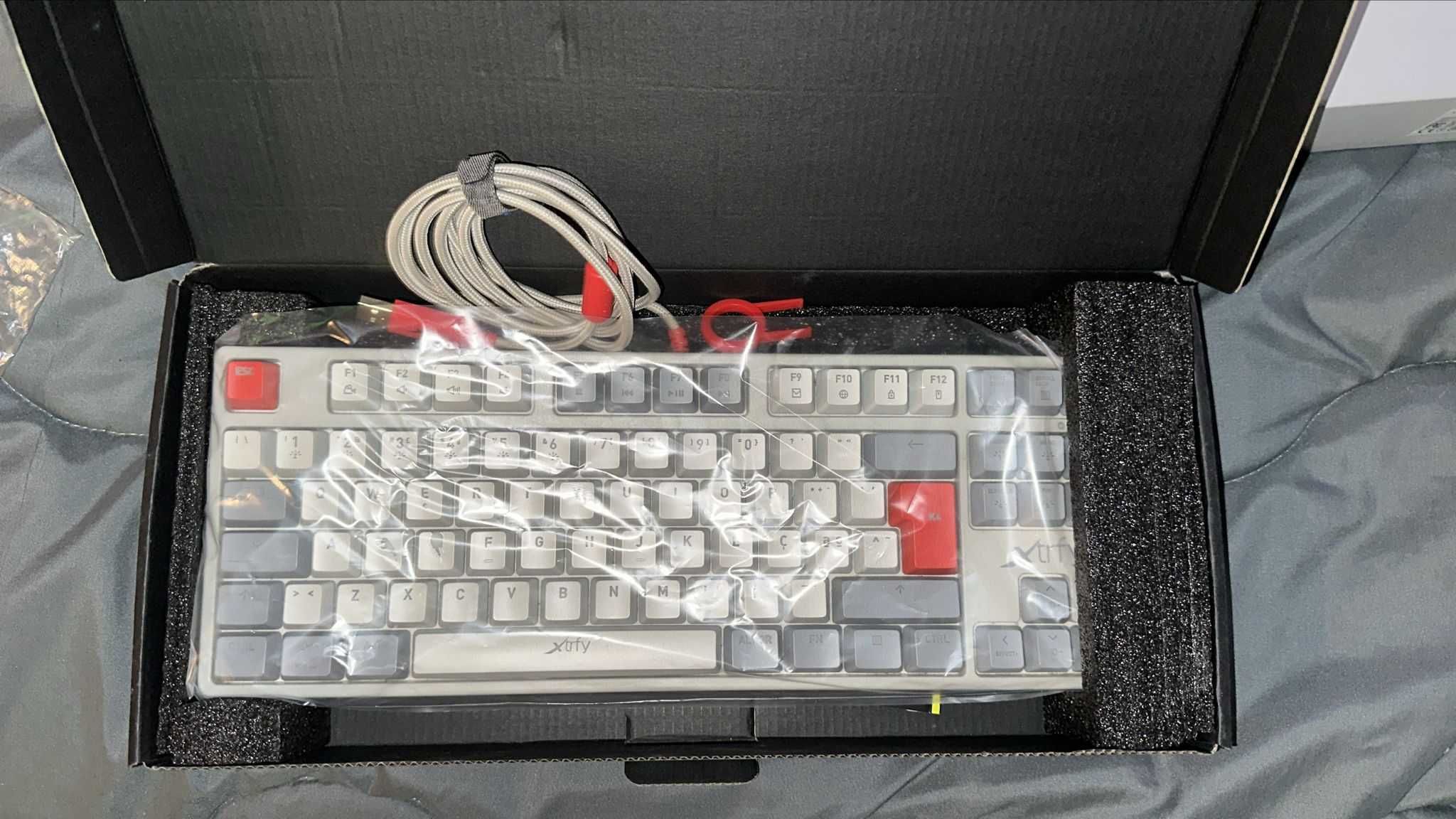 Teclado Mecânico XTRFY K4 TKL RGB – Red Switch