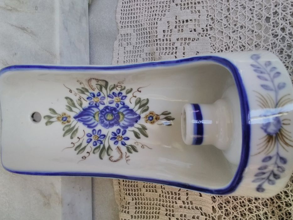 Dois castiçais em loiça de Viana do Castelo