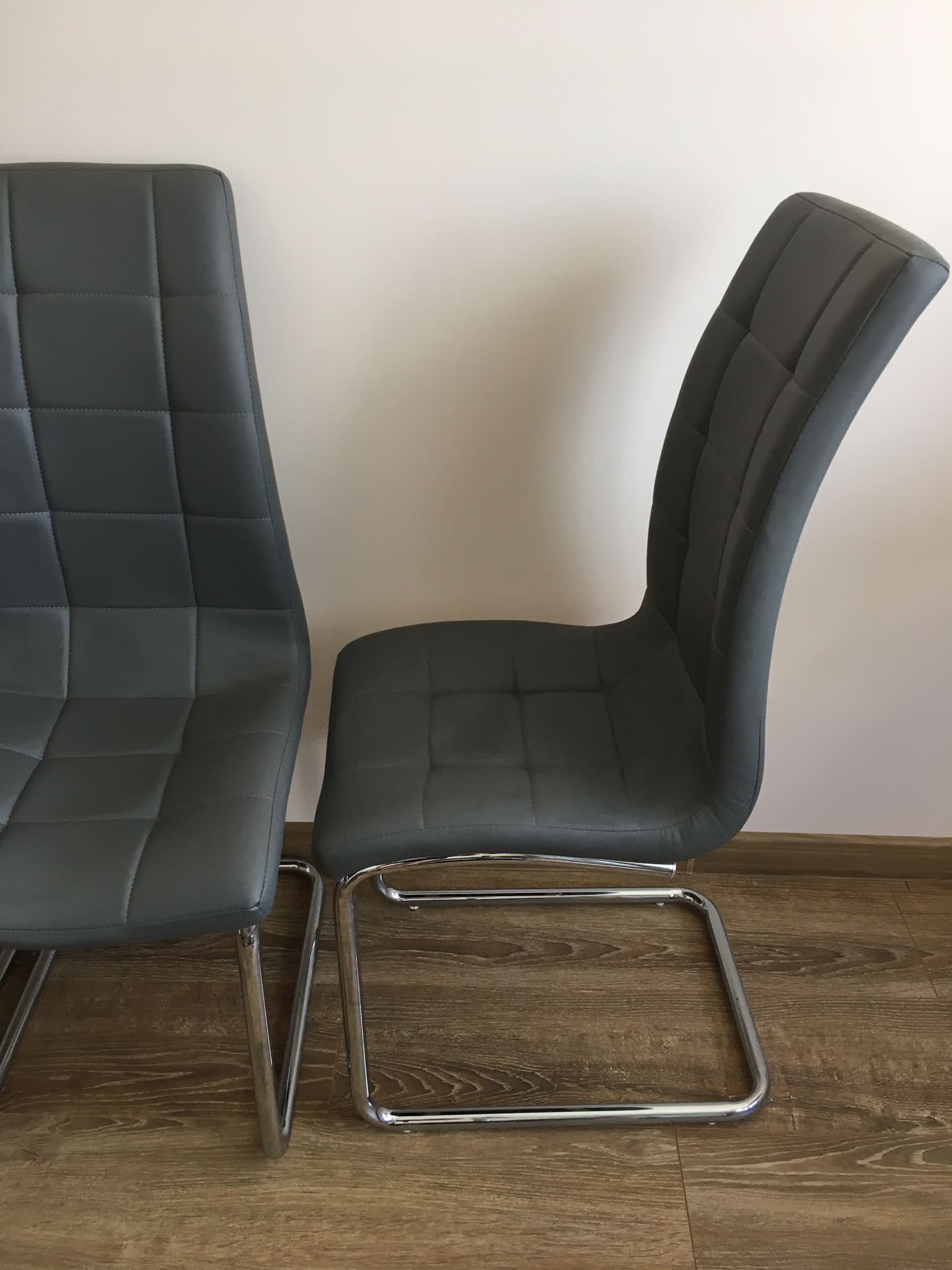 Nowe krzesła pikowane szare na płozach