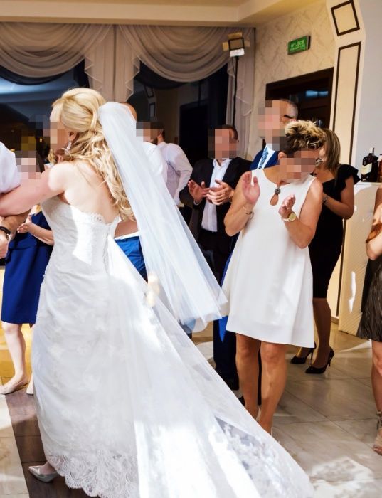 Koronkowa suknia ślubna Ivory klasyka z trenem