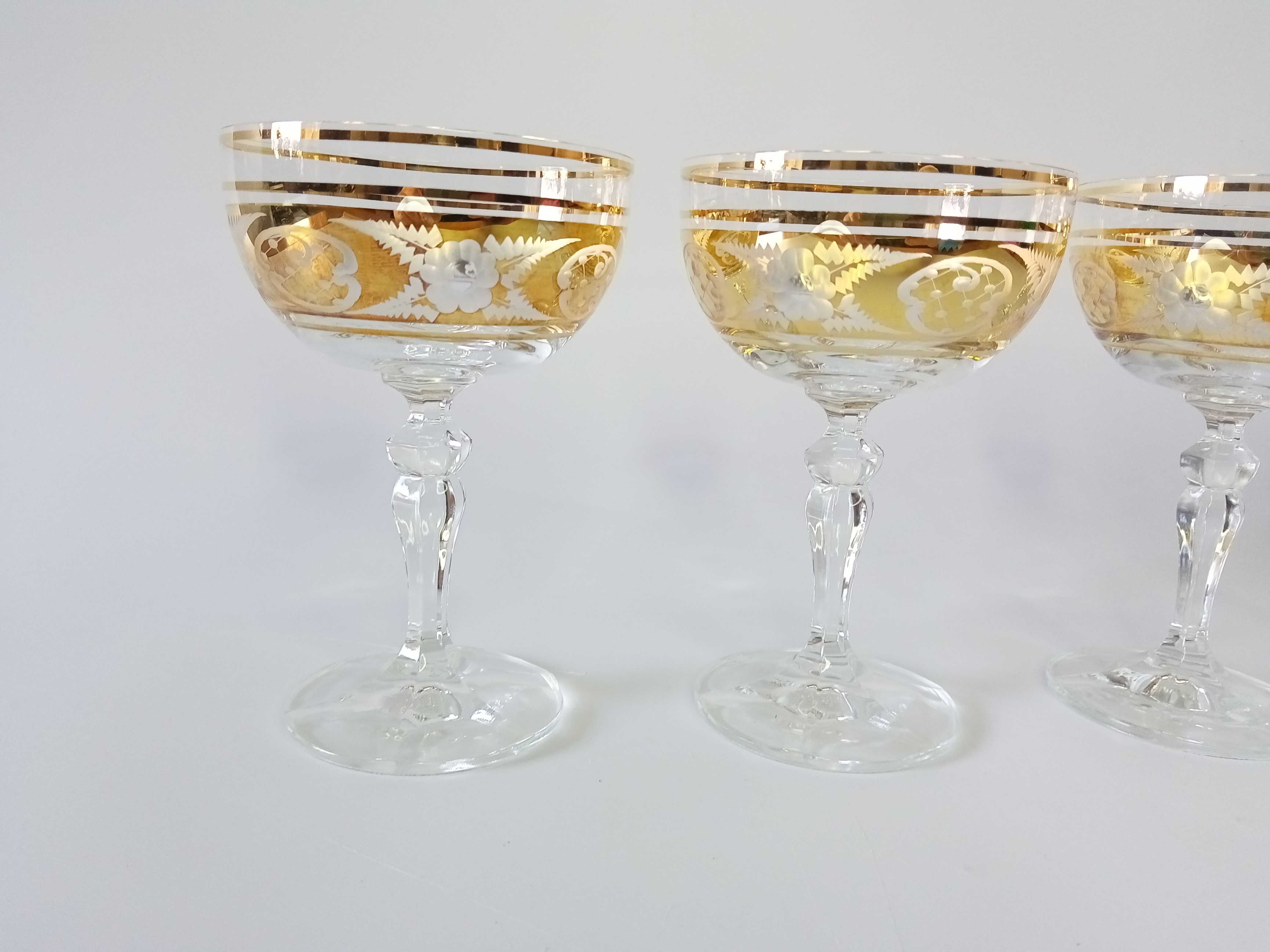 Kieliszki do szampana 4 sztuki zdobione złoceniami i grawerowane