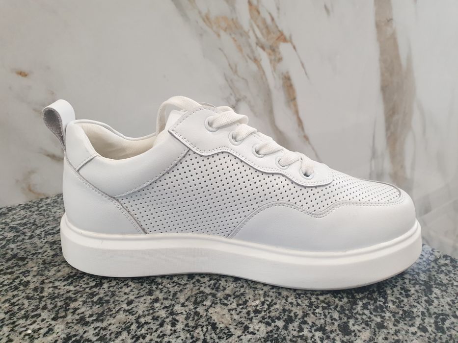 Кросівки жіночі.