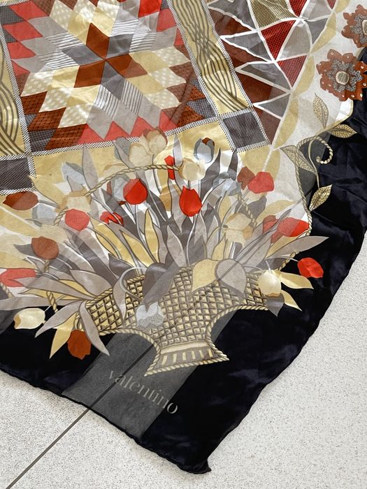 Chusta Valentino tulipany recznie rolowana 84 cm