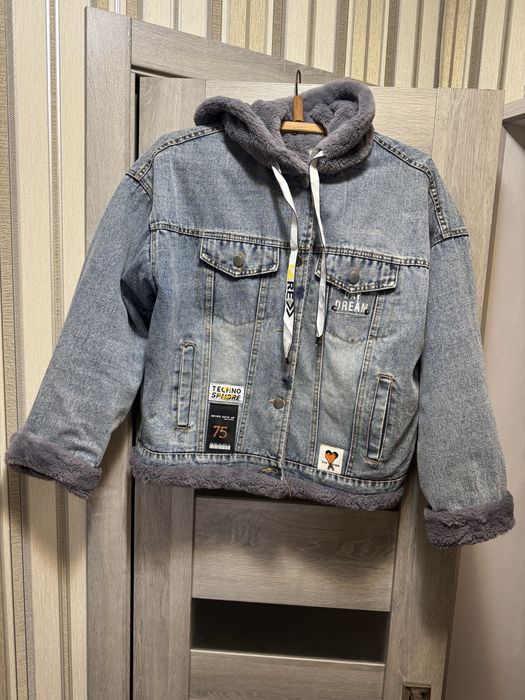 Продам джинсову куртку.Утеплена.На ґудзиках.З капюшоном.Розмір «М»
