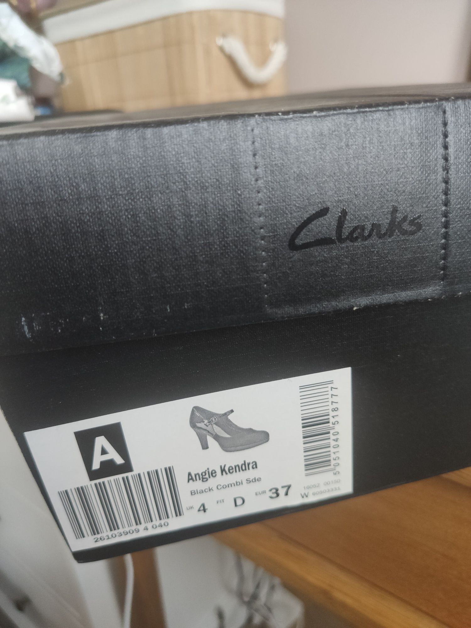 Clarks czarne czółenka Angie Kendra 37 zamsz lakier