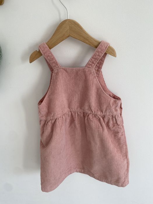 Sukienka sztruksowa 92 pudrowy róż na szelkach marks & spencer