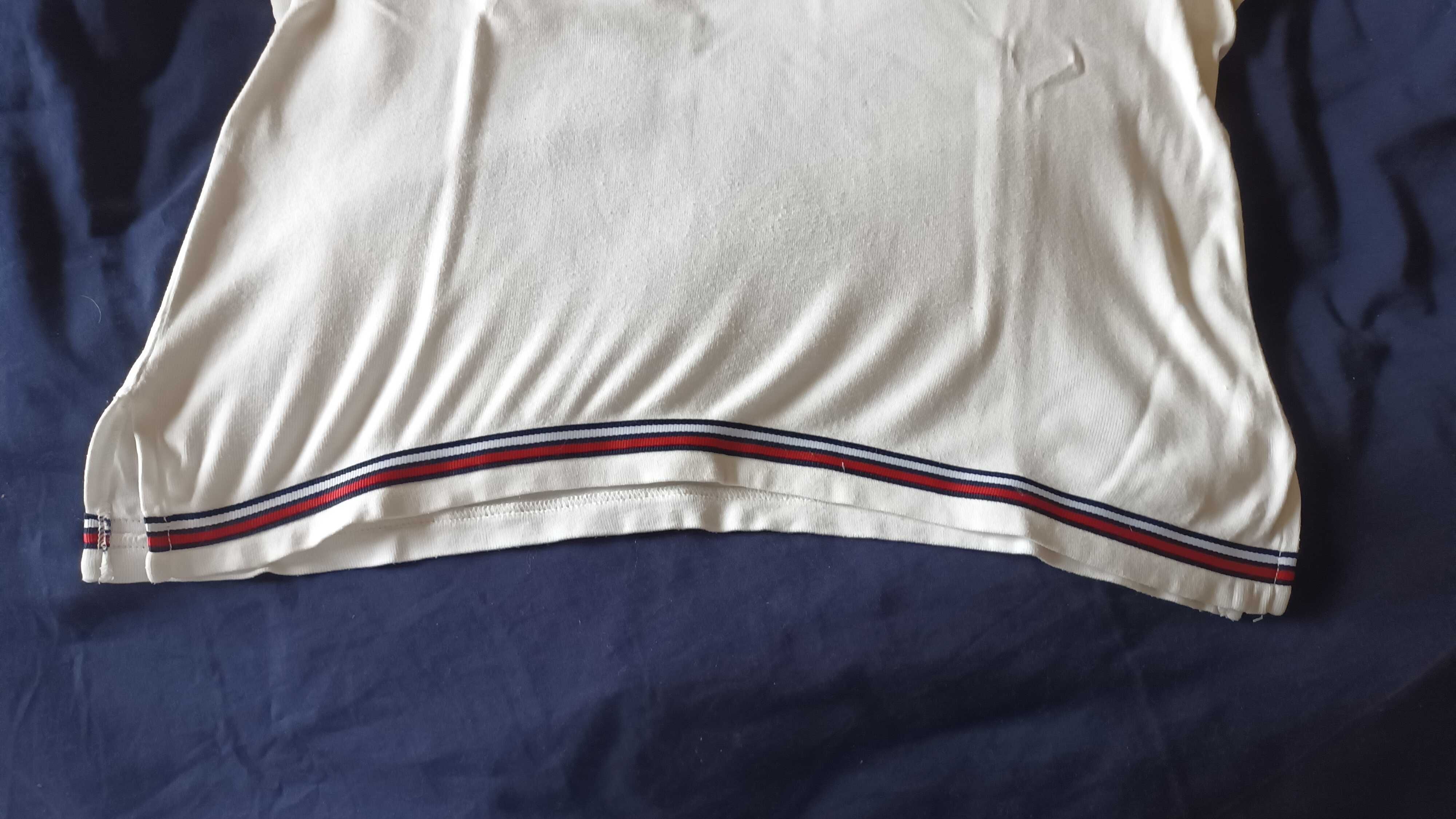 Polo em branco com risca azul