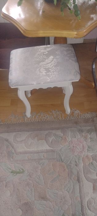 Siedzisko do toaletki kosmetycznej