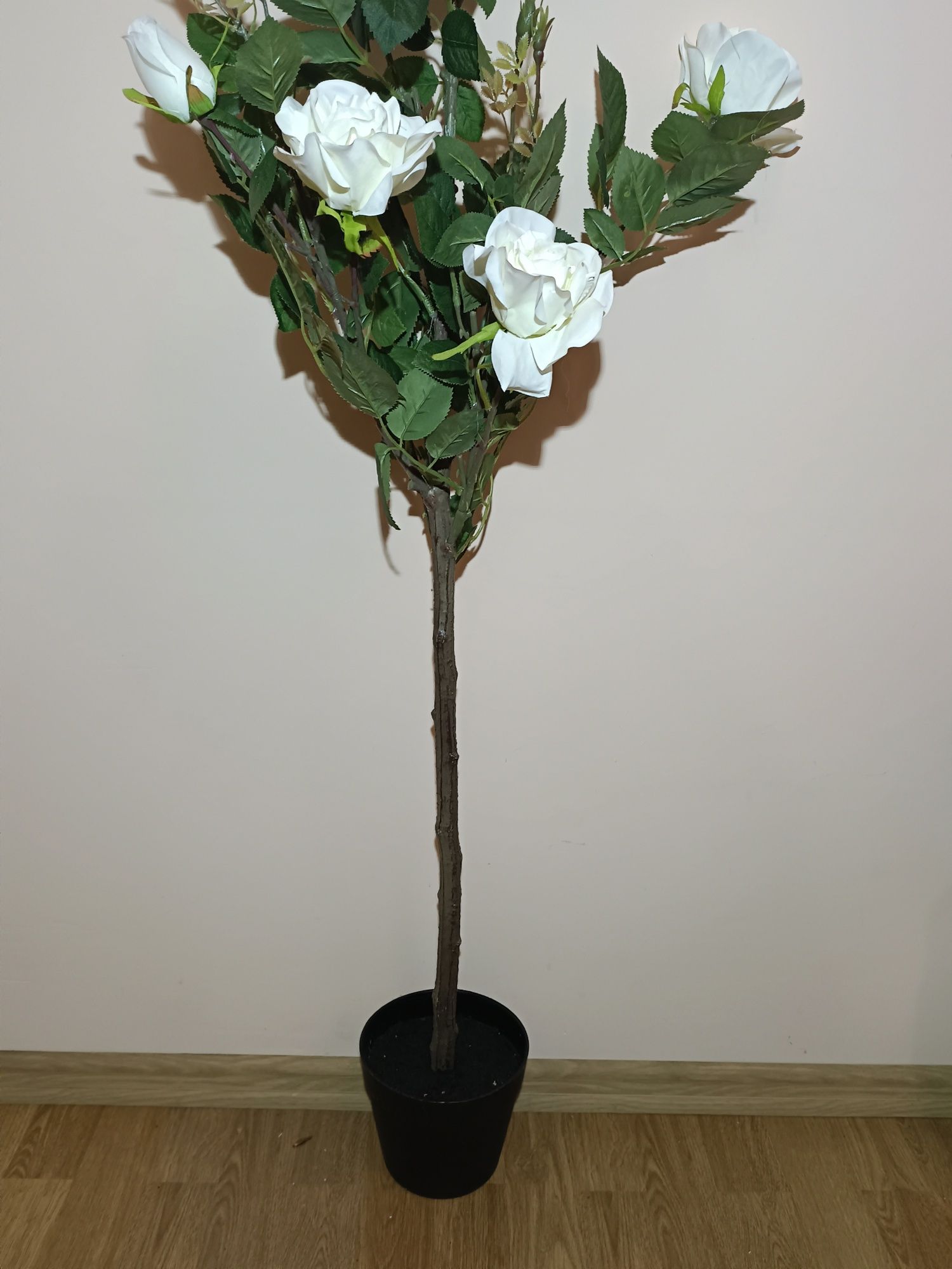 Róża biała na pniu w doniczce sztuczna