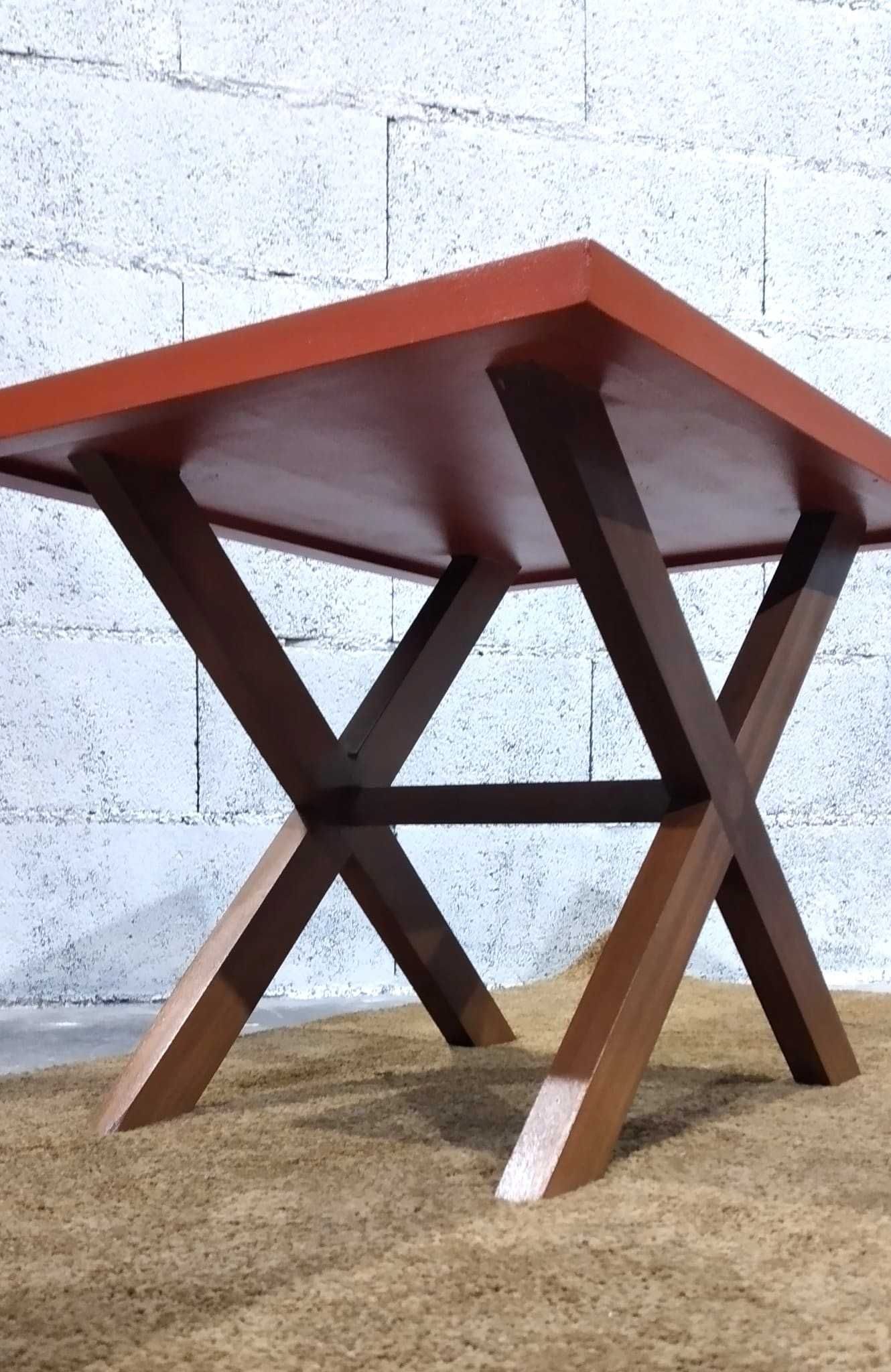 Mesa de centro/Apoio em madeira. Wooden coffee table