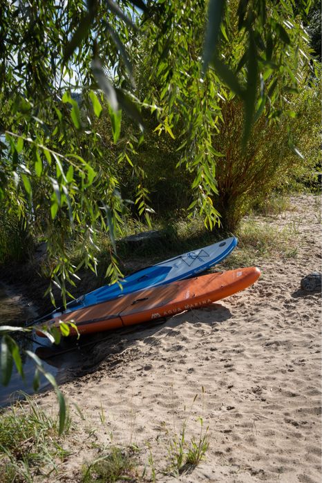 Дивовжний будиночок на березі чистого озера