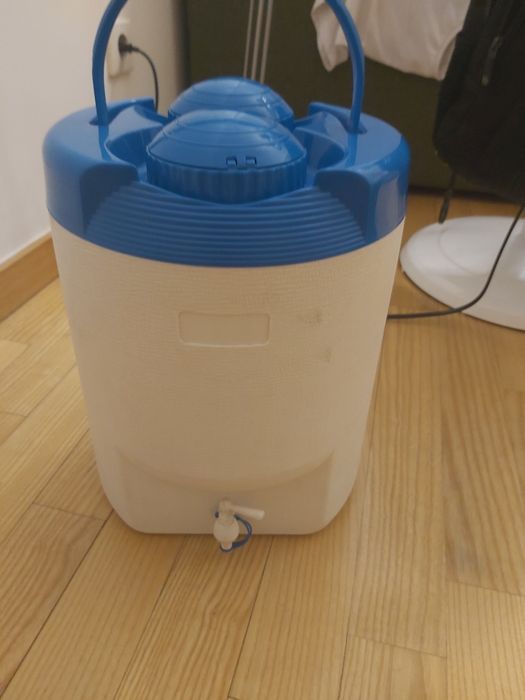 Termo ou cantil com um cantil para depositos de liquidos