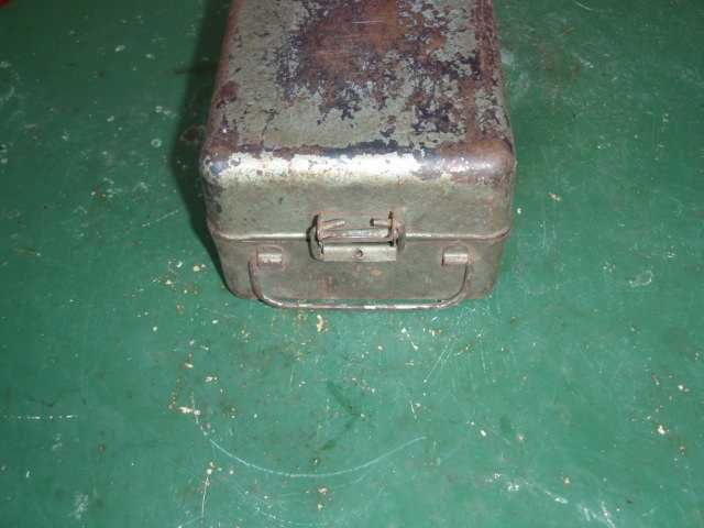 Metalowa puszka starej zabytkowej apteczki