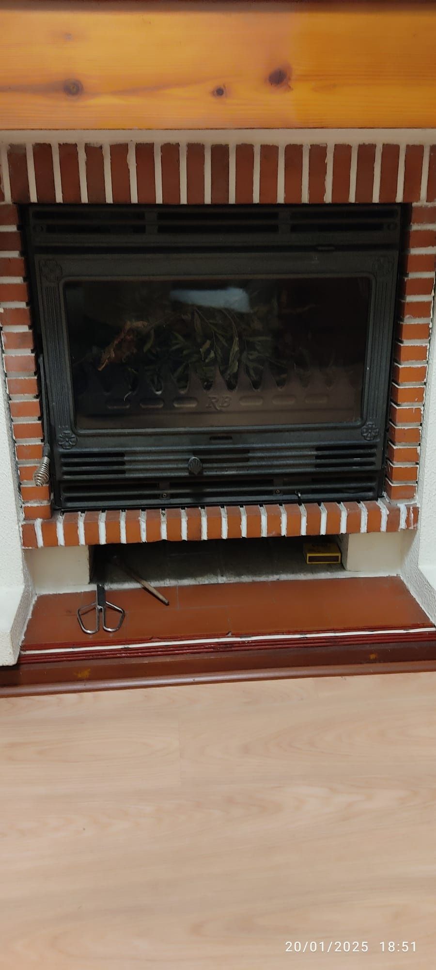 Lareira de sala em ferro fundido proveniente de remodelação .