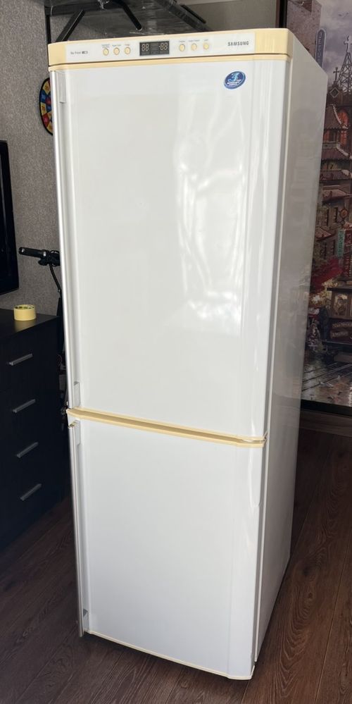 Продам холодильник Samsung RL33EASW в хорошем состоянии